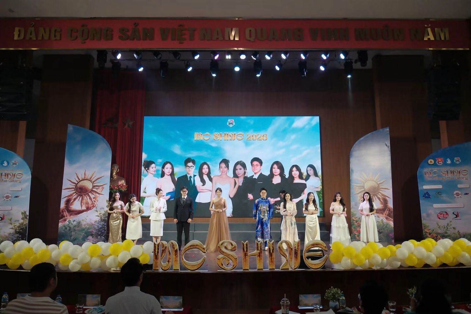 toa-sang-ban-linh-thang-hoa-cam-xuc-tai-dem-chung-ket-mc-shine-2026