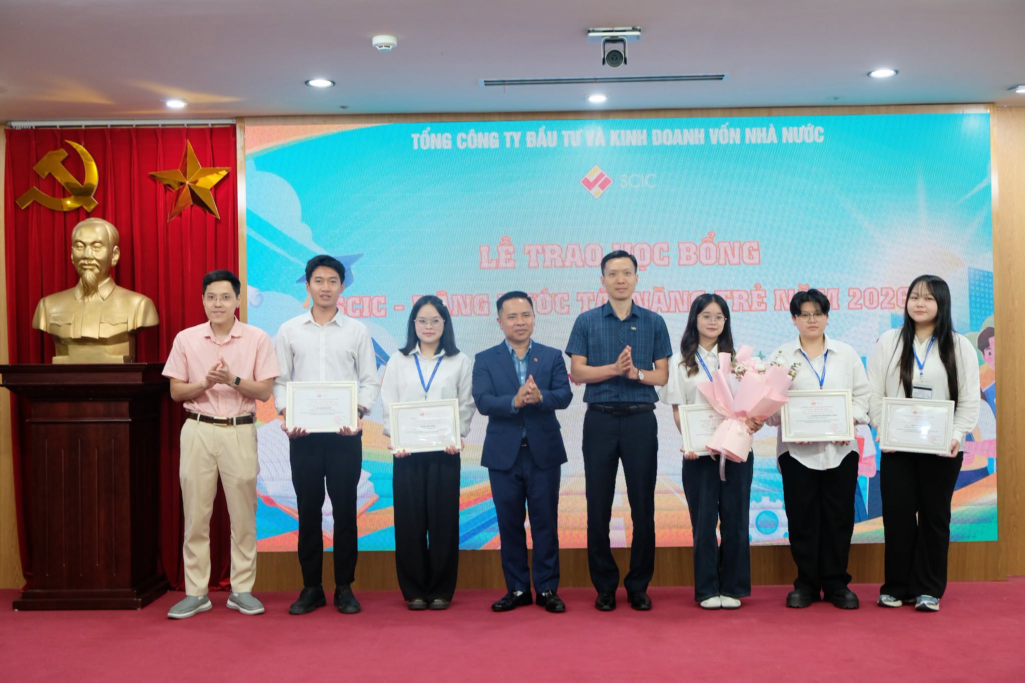 chuc-mung-05-sinh-vien-xuat-sac-truong-dai-hoc-thuong-mai-nhan-hoc-bong-scic-n