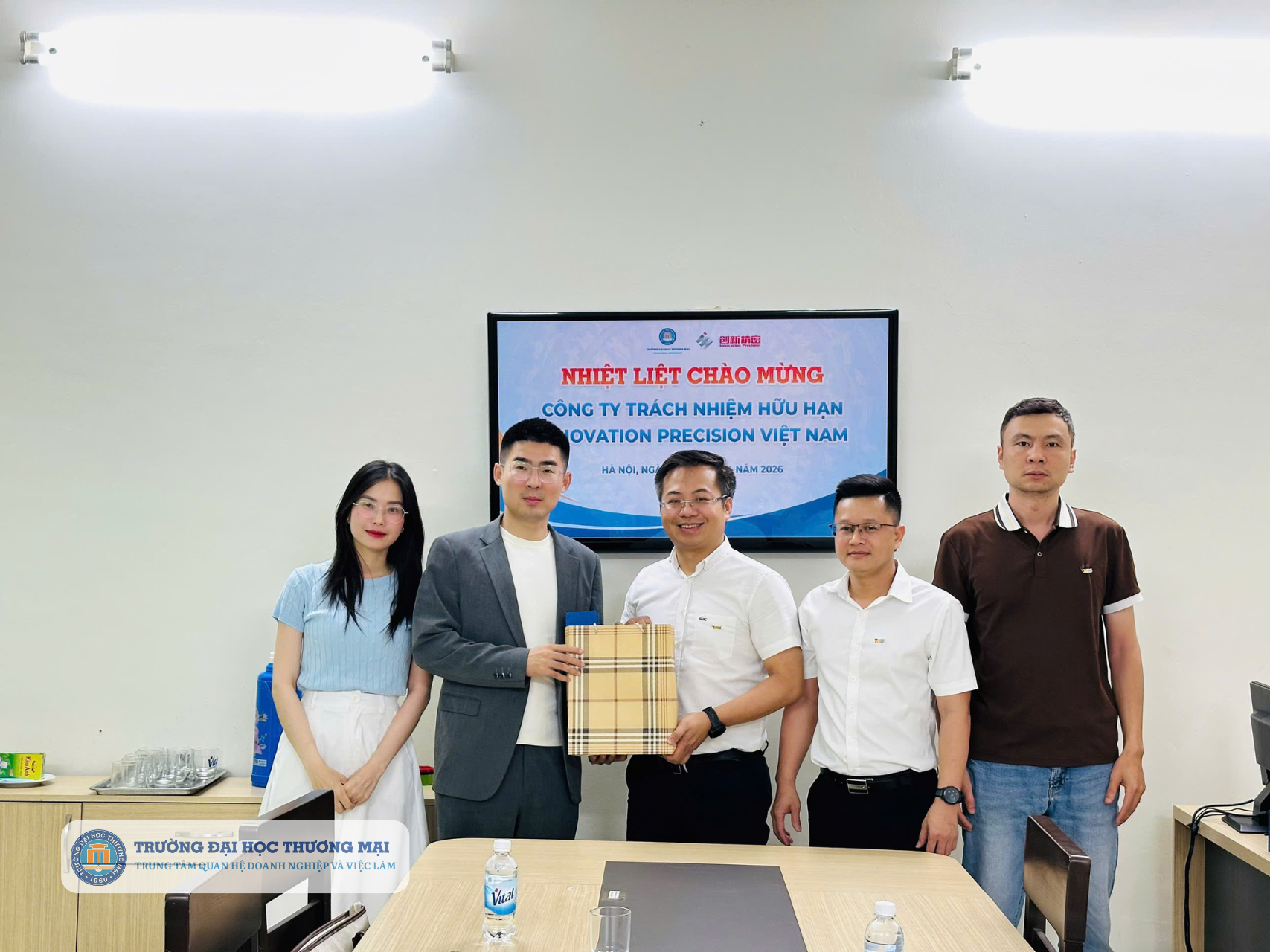 ket-noi-dau-tien-mo-ra-hanh-trinh-hop-tac-truong-dai-hoc-thuong-mai-vui-mung