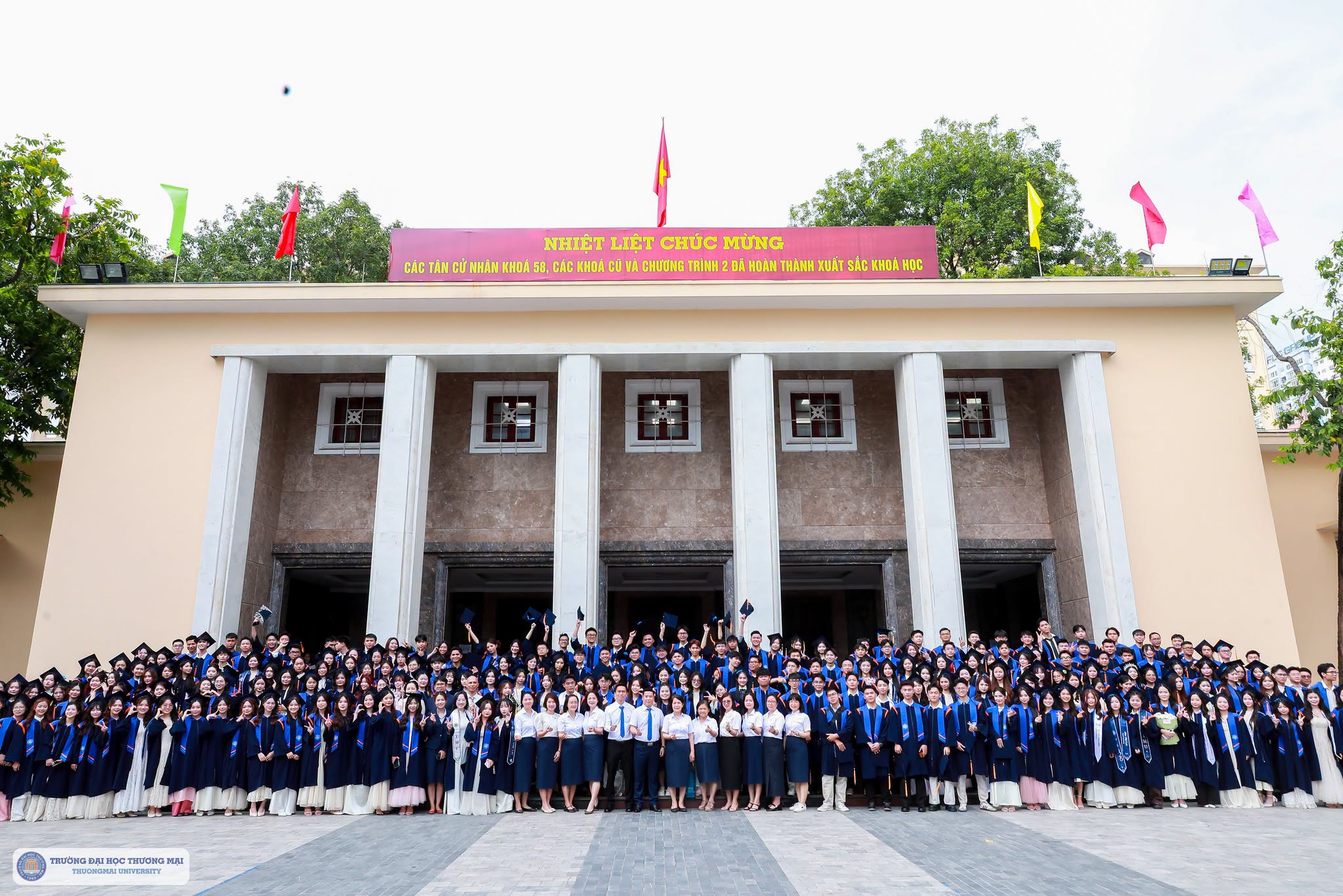 chuc-mung-cac-tan-cu-nhan-tmu-chao-hanh-trinh-ruc-ro-phia-truoc