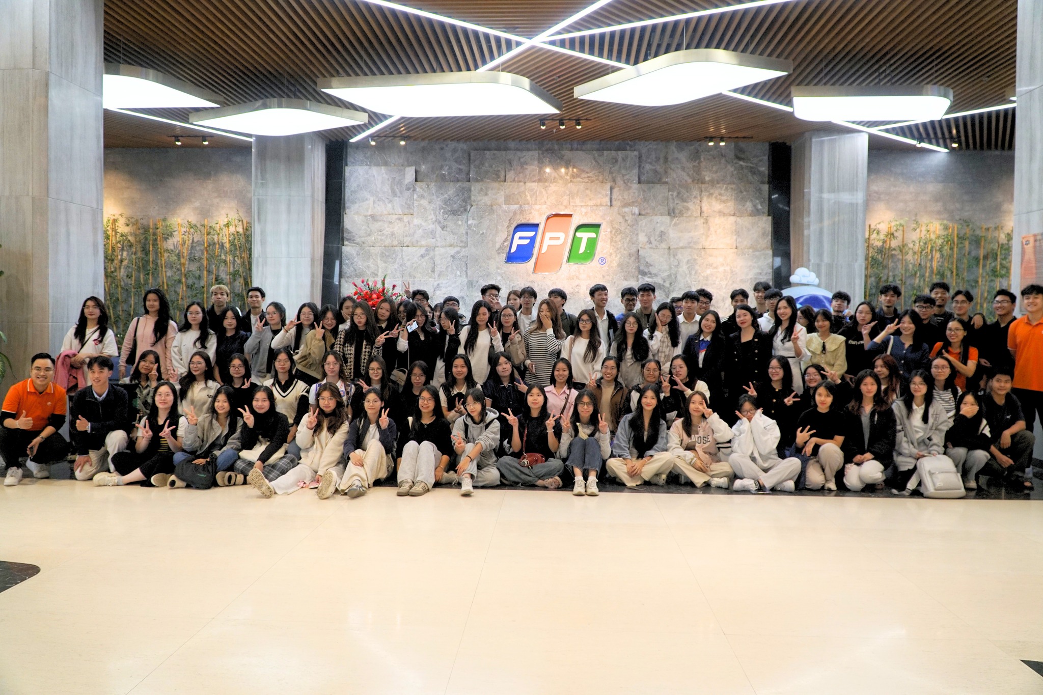 hon-120-sinh-vien-khoa-quan-tri-nhan-luc-do-bo-fpt-tower-hr-tour-fpt-telecom