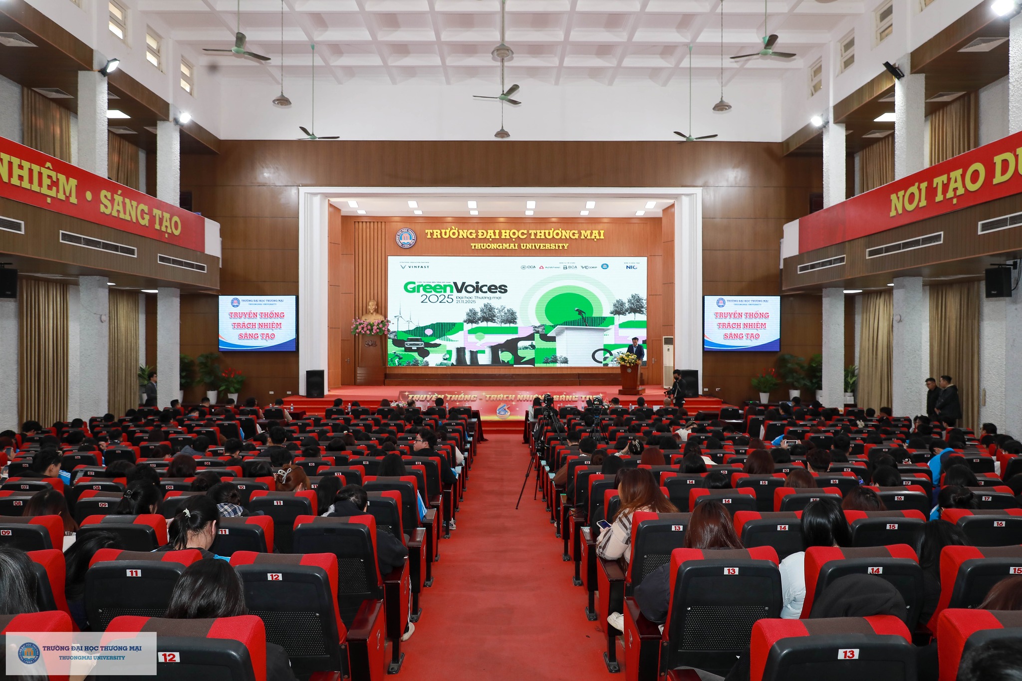 mot-buoi-sang-day-nhiet-huyet-chuyen-doi-xanh-cung-green-voices-tai-truong-dai-h